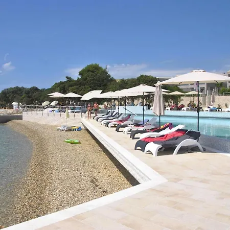 Apartament In Punta Skala With Beachpool Petrčane
