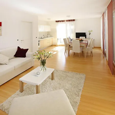 In Punta Skala With Beachpool Apartment