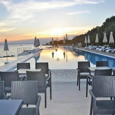 In Punta Skala With Beachpool Apartament *