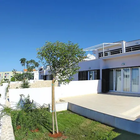 In Punta Skala With Beachpool Apartament