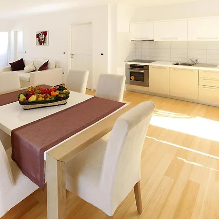 Apartment In Punta Skala With Beachpool Petrcane