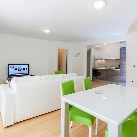 Apartment In Punta Skala With Beachpool Petrcane