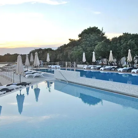 Apartment In Punta Skala With Beachpool *
