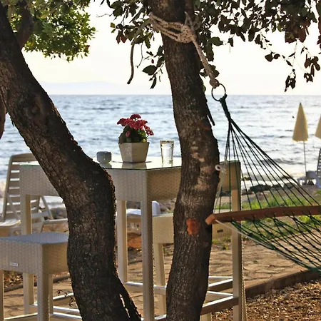 In Punta Skala With Beachpool Петрчане