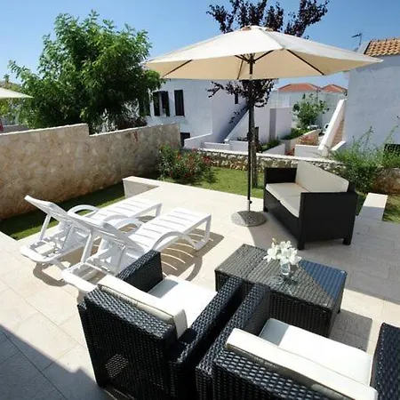 In Punta Skala With Beachpool * Petrcane