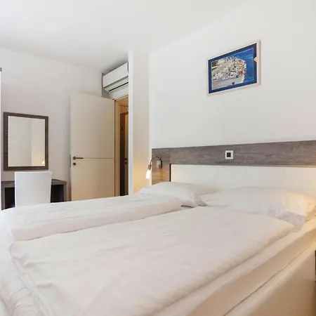 Apartment In Punta Skala With Beachpool Petrcane