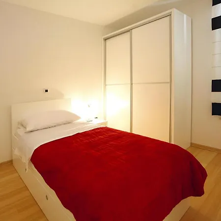 In Punta Skala With Beachpool Apartment Petrcane