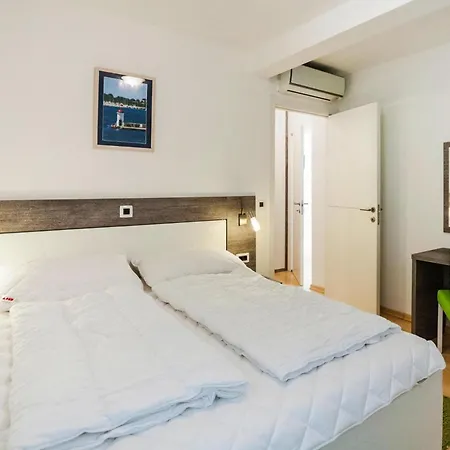Apartment In Punta Skala With Beachpool *