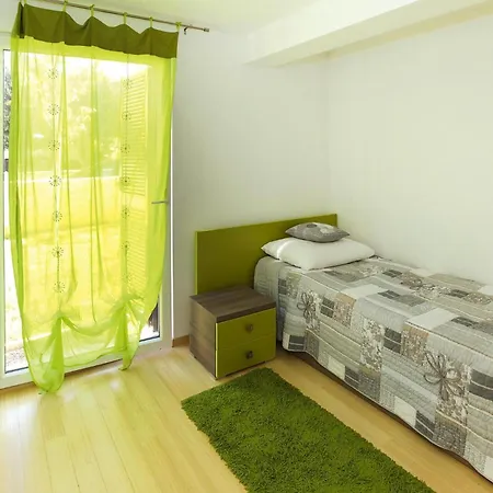 In Punta Skala With Beachpool Apartment Petrcane