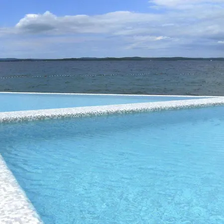 Апартаменты In Punta Skala With Beachpool Петрчане